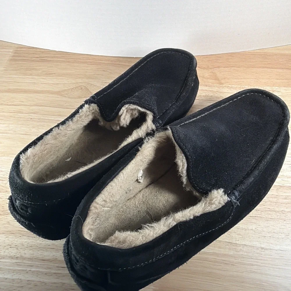 READ UGG Ascot Slipper Color Black Men's Size US 8 /Women's US 9. Style# 1101110